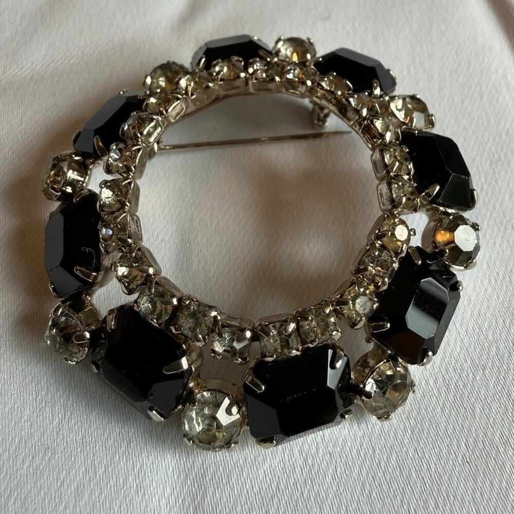 Vintage Black & Clear Rhinestone Wreath Brooch Mid Century Silver Tone Pin